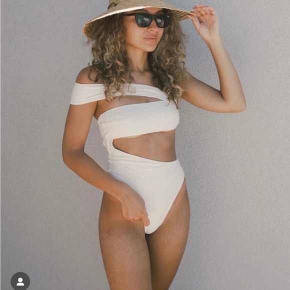 Nude one piece - Picture 2 of 2